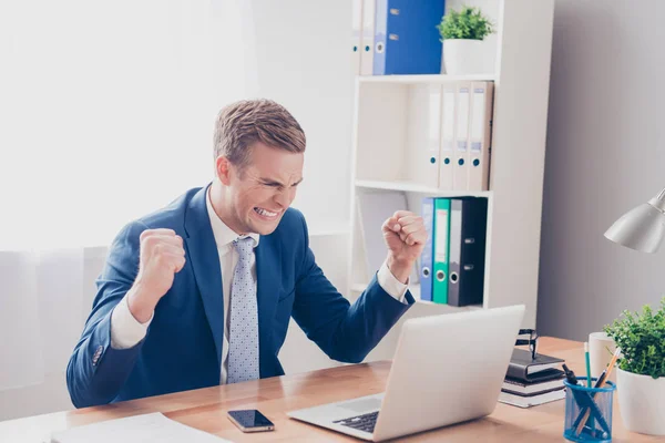 Retrato de hombre de negocios enojado de mal humor mostrando puños — Foto de Stock