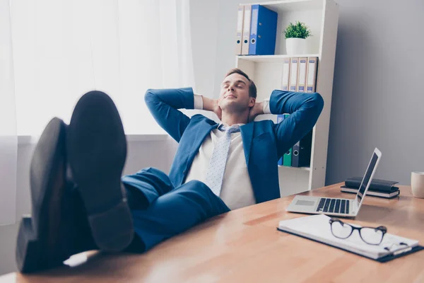 Mulher de negócios sorridente relaxando no escritório após o dia de trabalho duro — Fotografia de Stock