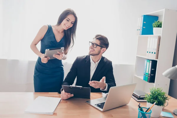 Portrait d'une femme d'affaires exécutive consultant son collègue — Photo