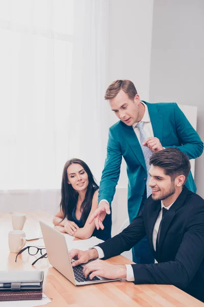 Uitvoerend zakenman adviezen te geven aan zijn collega's over pro — Stockfoto