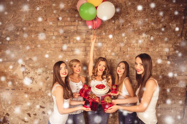 Wesoły, ładne dziewczyny, trzymając ciasto i balony dawanie prezentów — Zdjęcie stockowe