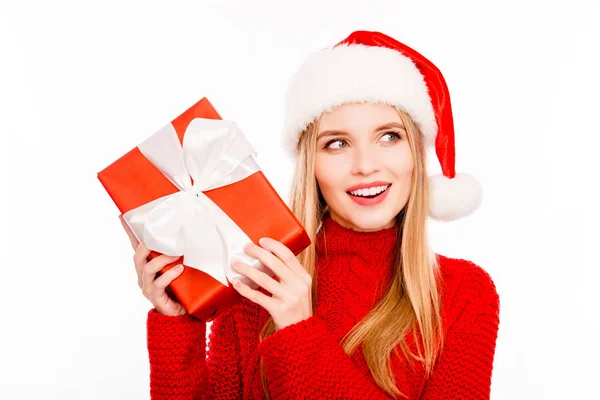 Belle femme souriante au chapeau de Père Noël tenant cadeau de Noël — Photo