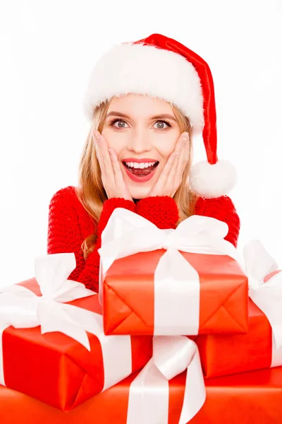 Portrait de femme heureuse choquée avec de nombreux cadeaux à Noël — Photo