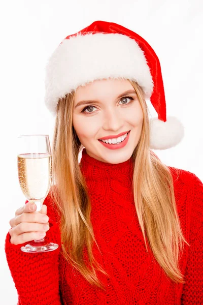 Retrato de loira feliz no chapéu do Papai Noel comemorando xmas com sh — Fotografia de Stock
