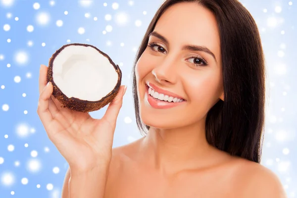 Retrato de mujer joven sosteniendo la mitad de coco, concepto de Navidad — Foto de Stock