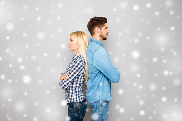 Homem e mulher com as mãos cruzadas de pé de volta para trás no inverno — Fotografia de Stock