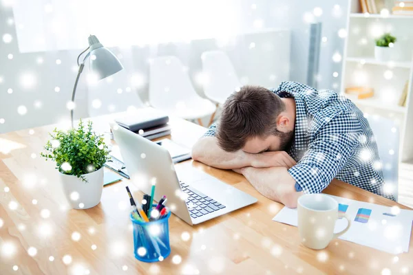 Utmattad trött man sover på arbetsplats före jul — Stockfoto