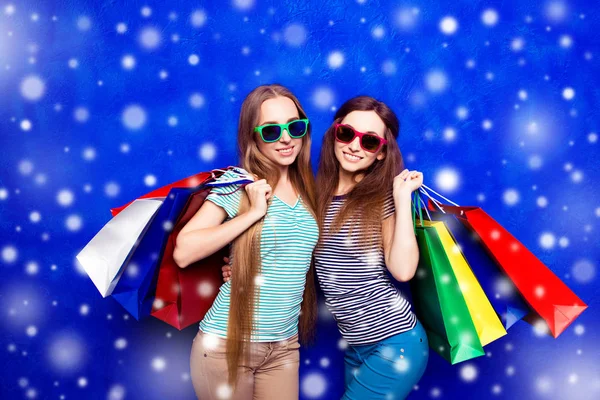 Des clients heureux dans des lunettes avec des paquets après les achats de Noël — Photo