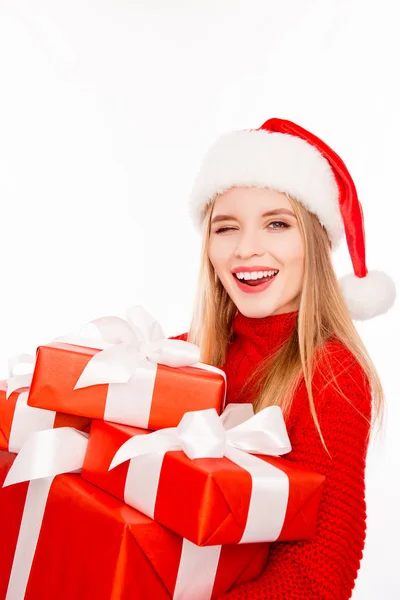 Femme heureuse dans santa chapeau tenant cadeaux de Noël et clin d'oeil — Photo