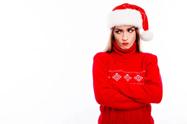 Portrait de femme triste offensée en chapeau de Père Noël sur fond blanc — Photo