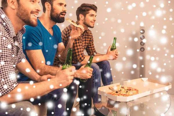 3 남자를 보고 크리스마스 휴일에 맥주와 피자 tv 스포츠 — 스톡 사진