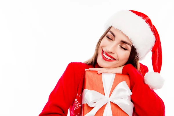 Портрет веселой улыбающейся девушки, получающей рождественский подарок — стоковое фото