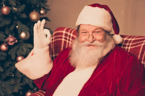 Engraçado Papai Noel vestindo traje vermelho mostrando gesto ok com fi — Fotografia de Stock