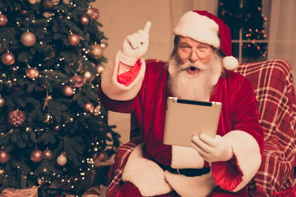 Opgewonden moderne Kerstman dragen rode kostuum bedrijf tablet wi — Stockfoto