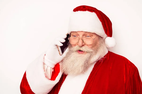 Funny Santa Claus vistiendo traje rojo hablando por teléfono mientras st —  Fotos de Stock