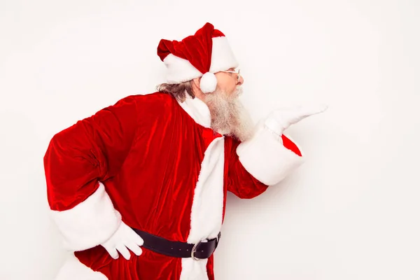 Человек в костюме Санта-Клауса посылает воздушный поцелуй — стоковое фото