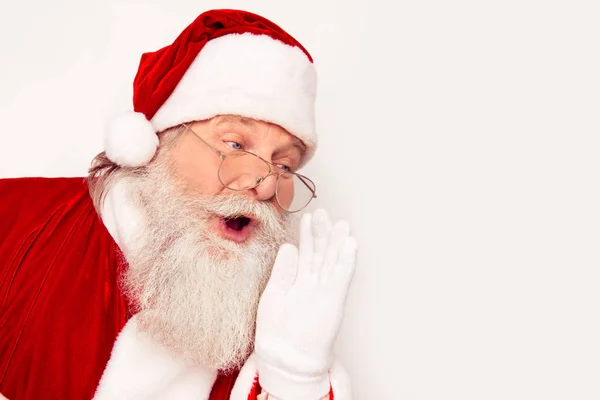 Возбужденный Санта Клаус с открытым ртом говорит Хо-хо-хо — стоковое фото