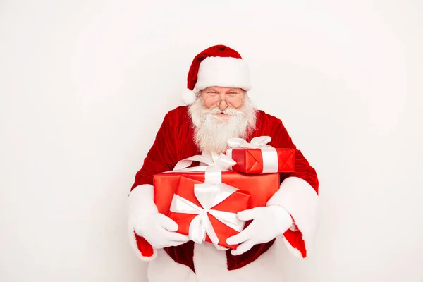 Santa Claus παρουσιάζοντας δώρα που απομονώνονται σε λευκό φόντο — Φωτογραφία Αρχείου