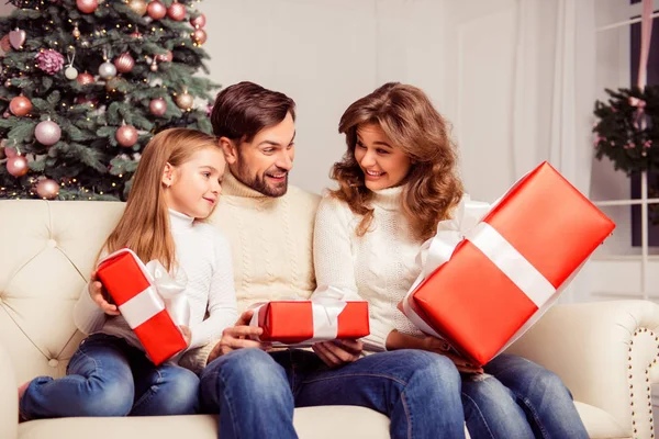 Pais felizes dando presente para o Natal para a pequena filha — Fotografia de Stock