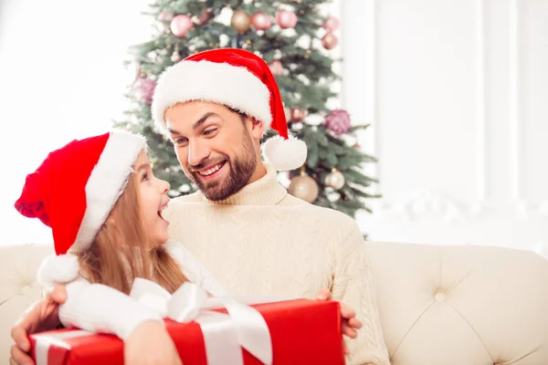 Opgewekt meisje ontvangen xmas aanwezig fron haar vader — Stockfoto