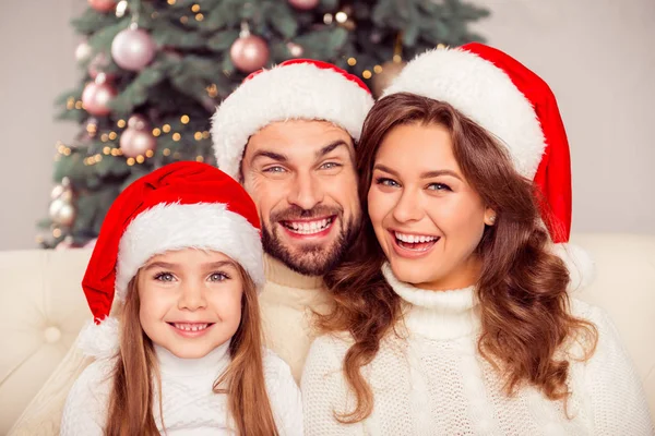 Retrato de linda família sorridente vestindo chapéus de Papai Noel — Fotografia de Stock