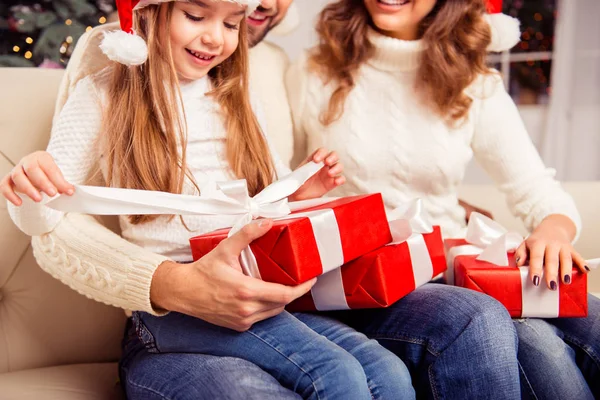 Närbild av glad liten flicka öppnar julklapp — Stockfoto