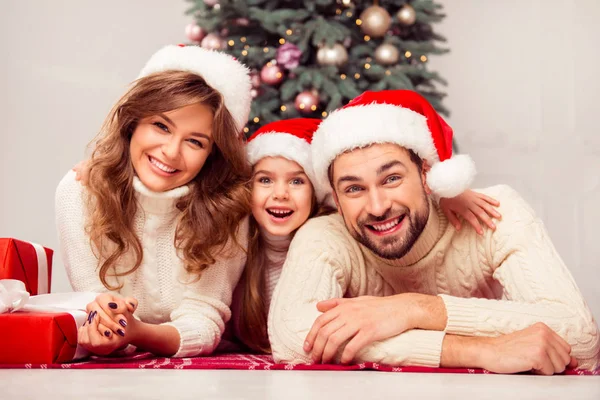 Feliz Natal! Feliz Natal! Pais alegres com a filha celebrando novo — Fotografia de Stock