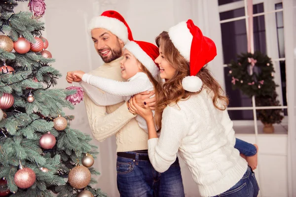 Mãe, pai e filha pequena decorando árvore de Natal — Fotografia de Stock