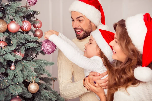 Portret van gelukkige familie samen kerstboom versieren — Stockfoto