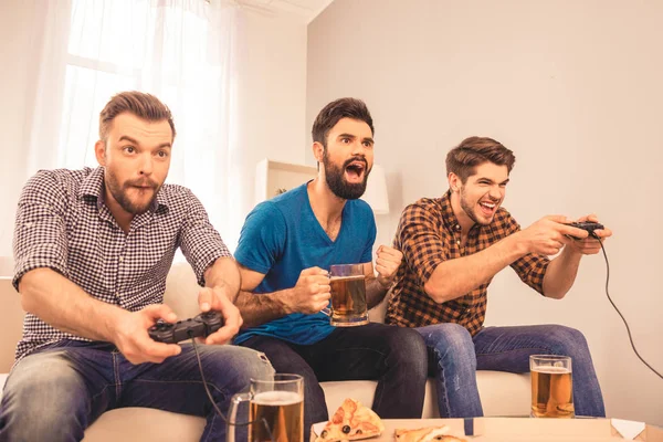 兴奋的开朗男子肖像玩视频游戏与啤酒和 — 图库照片