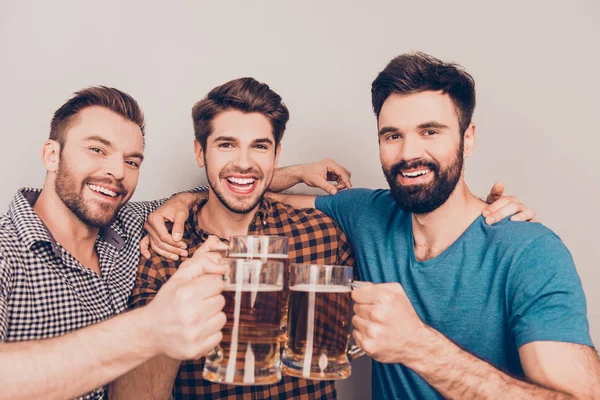 맥주 잔을 부딪치는 세 잘생긴 남자의 초상화 — 스톡 사진