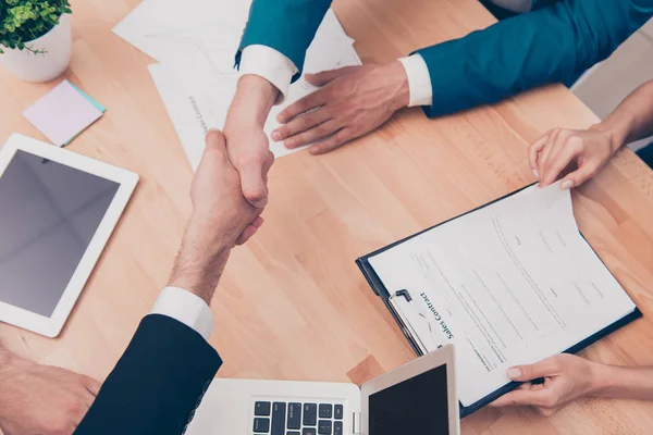 Handdruk van de twee mensen uit het bedrijfsleven over de achtergrond van de werkplek — Stockfoto