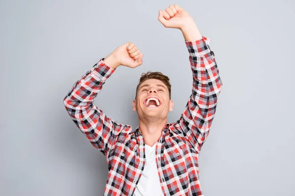 Animado homem bem sucedido feliz triunfando com as mãos levantadas — Fotografia de Stock