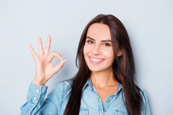 Retrato de alegre mulher morena feliz gestos "OK " — Fotografia de Stock