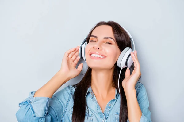 Glad avslappnad vacker kvinna lyssnar musik i hörlurar — Stockfoto