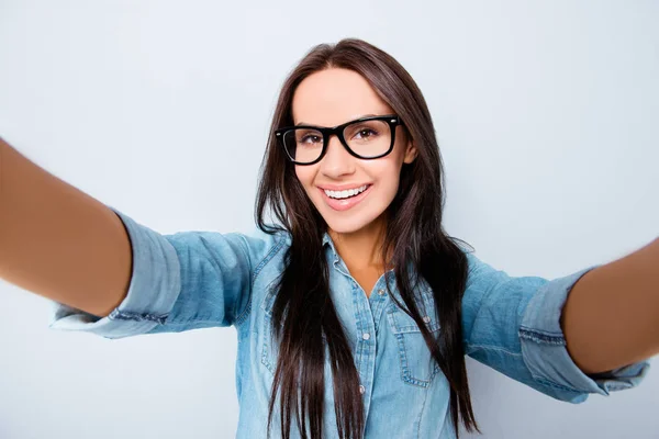 Vonzó boldog vidám lány szemüvegét, így selfie — Stock Fotó