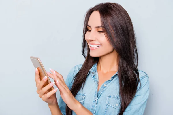 Портрет счастливой улыбающейся женщины, печатающей смс на смартфоне — стоковое фото