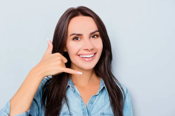 Feliz joven juguetona mujer pidiendo llamarla — Foto de Stock