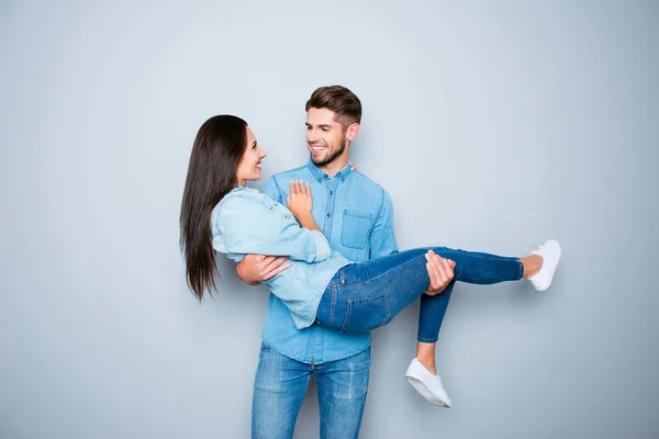 Feliz sorrindo jovem carregando sua linda namorada — Fotografia de Stock