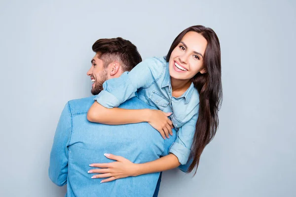 Glücklicher Mann, der seine freudige Freundin auf dem Rücken trägt — Stockfoto