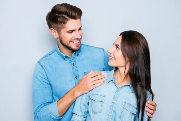 Glad glad man och kvinna tittar på varandra med kärlek — Stockfoto