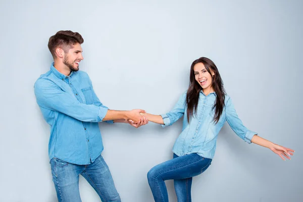 Unga lycklig man be sin flickvän att dansa med honom — Stockfoto