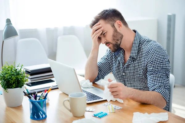 Hombre de negocios enfermo con temperatura y dolor de cabeza trabajando en la oficina — Foto de Stock