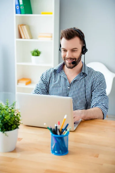 Jovem operador feliz de call center com fones de cabeça sorrindo — Fotografia de Stock