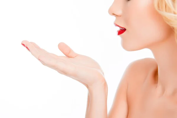 Primer plano de la mujer sexy con los labios rojos enviando beso de aire — Foto de Stock