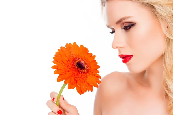 Jovem muito sensual loira segurando flor de gerbera — Fotografia de Stock