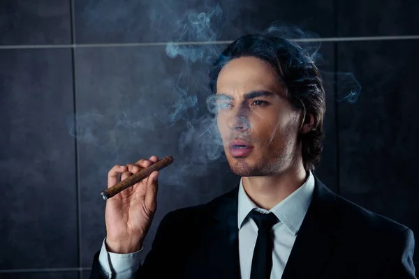 시가 흡연 하는 검은 양복에 자신감 남자의 초상화 — 스톡 사진