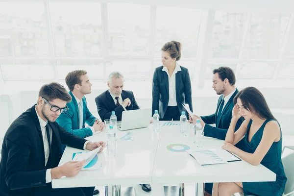 Los empresarios tienen reuniones y reuniones informativas en la oficina moderna — Foto de Stock