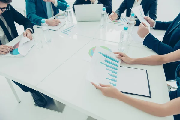 Närbild på unga chefer analysera diagramas på business möte — Stockfoto