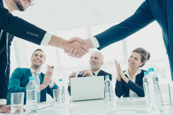 Крупним планом два бізнесмени тремтять руками під час зустрічі — стокове фото